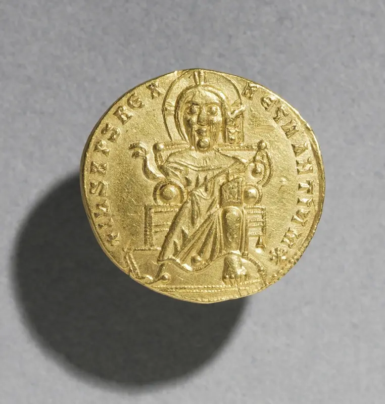 Solidus with Romanus I Lecapenus and His Son Christopher (obverse) — تصویر رکورد موزهٔ هنر کلیولند (دسترسی آزاد)
