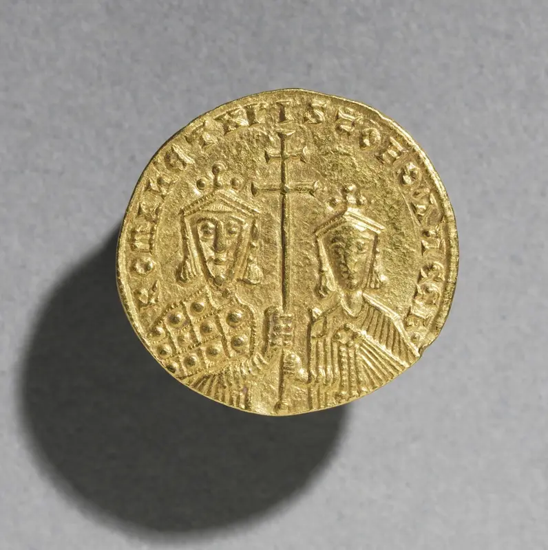 Solidus with Romanus I Lecapenus and his Son Christopher (reverse) — تصویر رکورد موزهٔ هنر کلیولند (دسترسی آزاد)