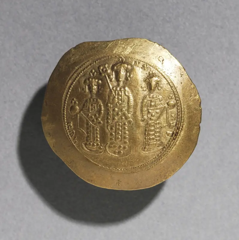 Nomisma with Eudocia and Romanus IV Diogenes (reverse) — تصویر رکورد موزهٔ هنر کلیولند (دسترسی آزاد)