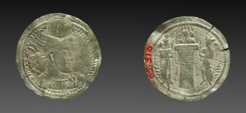 Drachm: Bust of Hormizd II (obverse); Fire altar with Bust (reverse) — تصویر رکورد موزهٔ هنر کلیولند (دسترسی آزاد)