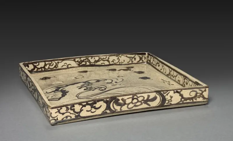 Square Dish with Design of Plovers over Waves — تصویر رکورد موزهٔ هنر کلیولند (دسترسی آزاد)