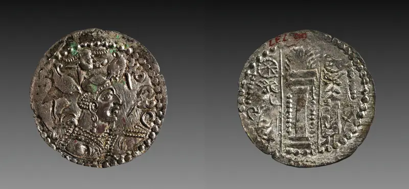 Drachm: Bust of Napki Malka (obverse): Fire Altar (reverse) — تصویر رکورد موزهٔ هنر کلیولند (دسترسی آزاد)