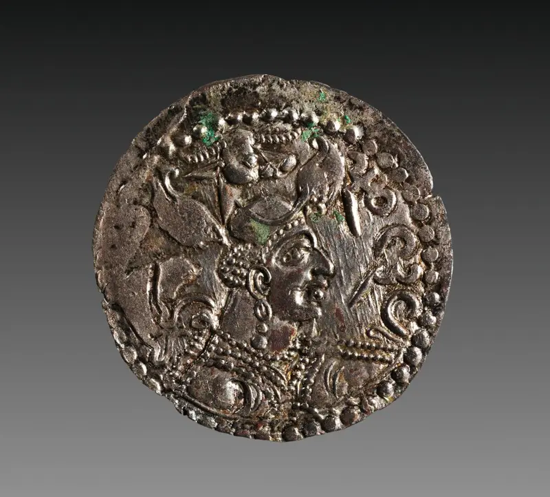 Drachm: Bust of Napki Malka with Headdress, Bull's Head (obverse) — تصویر رکورد موزهٔ هنر کلیولند (دسترسی آزاد)