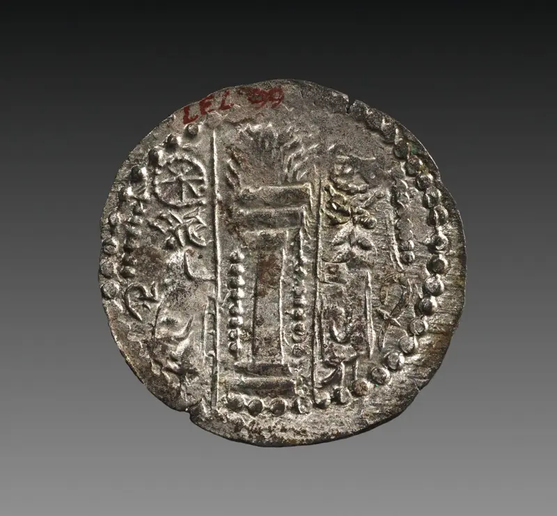 Drachm: Fire Altar, Male Attendants, Wheels (reverse) — تصویر رکورد موزهٔ هنر کلیولند (دسترسی آزاد)