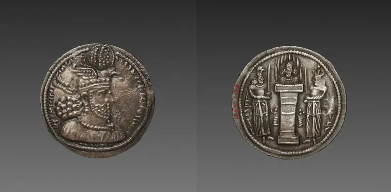 Drachm: Bust of Hormizd II (obverse); Fire altar with bust (reverse) — تصویر رکورد موزهٔ هنر کلیولند (دسترسی آزاد)