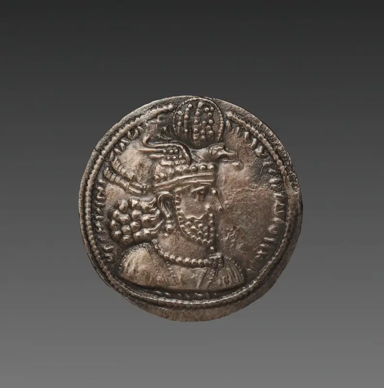 Drachm: Bust of Hormizd II, r., wearing crown (obverse) — تصویر رکورد موزهٔ هنر کلیولند (دسترسی آزاد)