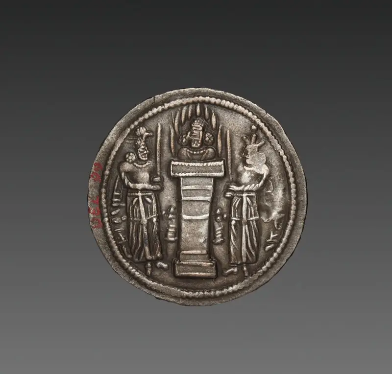 Drachm: Fire altar with bust of Hormizd II, Zoroastrian priest holding sword left, King as priest holding sword right (reverse) — تصویر رکورد موزهٔ هنر کلیولند (دسترسی آزاد)