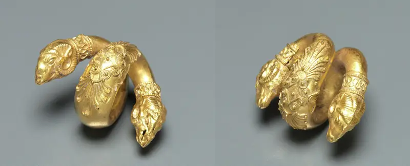 Pair of Earrings or Hair Ringlets with Ram Head — تصویر رکورد موزهٔ هنر کلیولند (دسترسی آزاد)