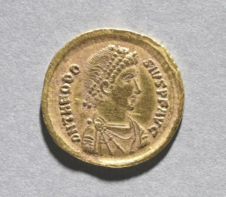 Solidus of Theodosius I the Great (obverse) — تصویر رکورد موزهٔ هنر کلیولند (دسترسی آزاد)