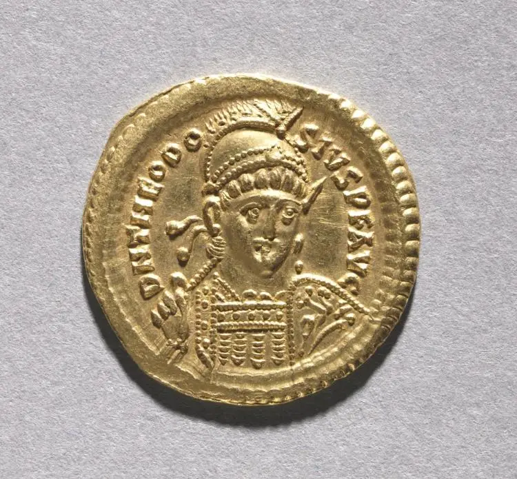 Solidus of Theodosius II and Valentinian III (obverse) — تصویر رکورد موزهٔ هنر کلیولند (دسترسی آزاد)