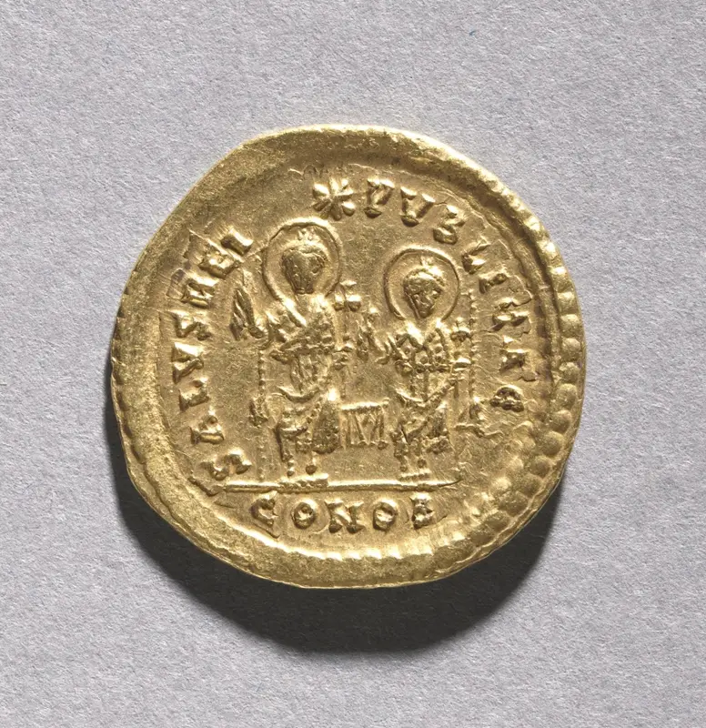 Solidus of Theodosius II and Valentinian III (reverse) — تصویر رکورد موزهٔ هنر کلیولند (دسترسی آزاد)