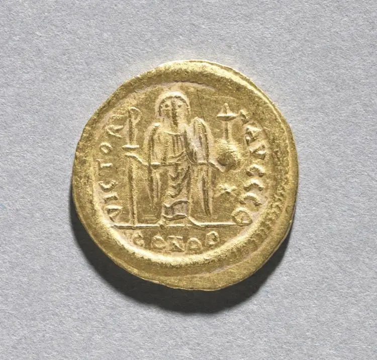 Solidus of Justinian I (reverse) — تصویر رکورد موزهٔ هنر کلیولند (دسترسی آزاد)