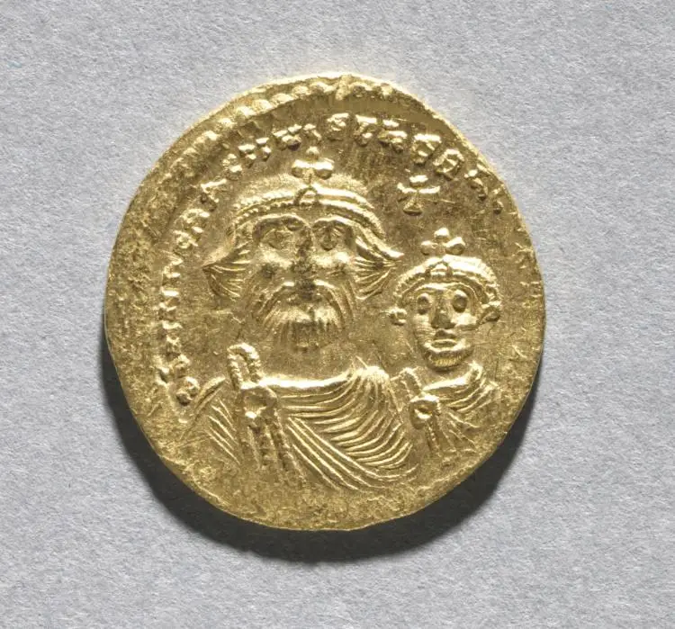Solidus with Heraclius and his Son Heraclius Constantine (obverse) — تصویر رکورد موزهٔ هنر کلیولند (دسترسی آزاد)