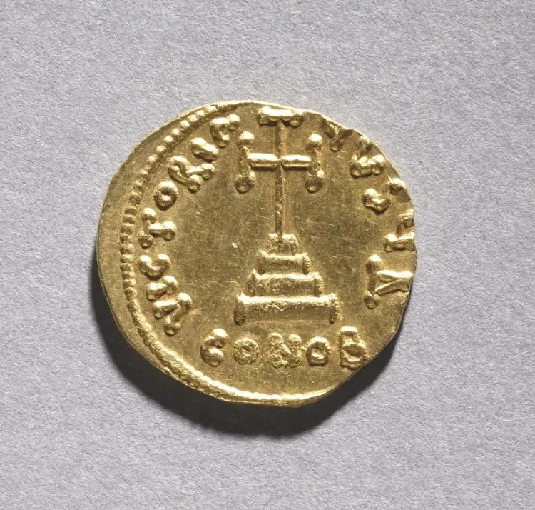 Solidus with Tiberius III Apsimarus (reverse) — تصویر رکورد موزهٔ هنر کلیولند (دسترسی آزاد)