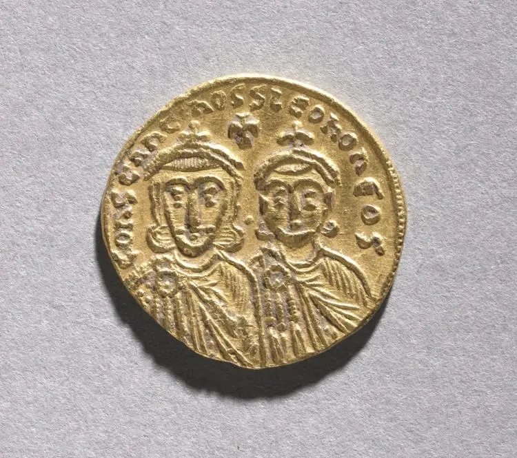 Solidus wtih Leo IV the Khazar and His Father Constantine V Copronymus (reverse) — تصویر رکورد موزهٔ هنر کلیولند (دسترسی آزاد)