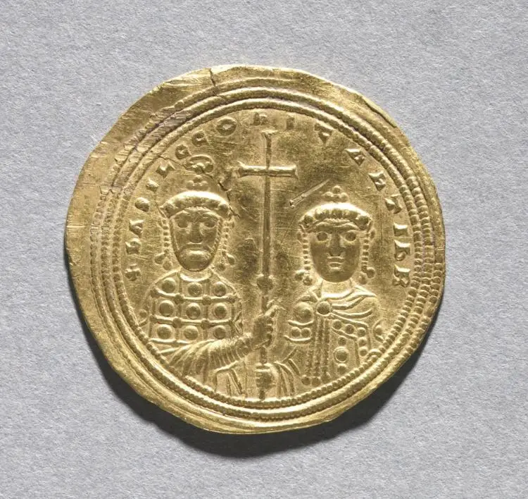 Nomisma with Basil II Bulgarotonos and His Brother Constantine VIII (reverse) — تصویر رکورد موزهٔ هنر کلیولند (دسترسی آزاد)