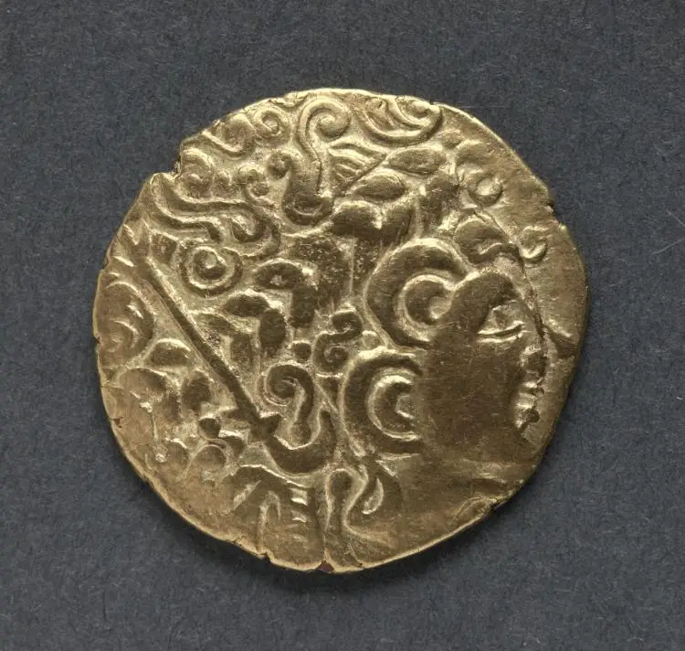 Bellovaci Stater: Degenerate Head in Imitation of Apollo (obverse) — تصویر رکورد موزهٔ هنر کلیولند (دسترسی آزاد)