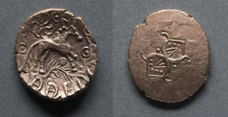 Addedomaros Stater: Crescents (obverse); Horse, Branch, and Spiral Sun (reverse) — تصویر رکورد موزهٔ هنر کلیولند (دسترسی آزاد)