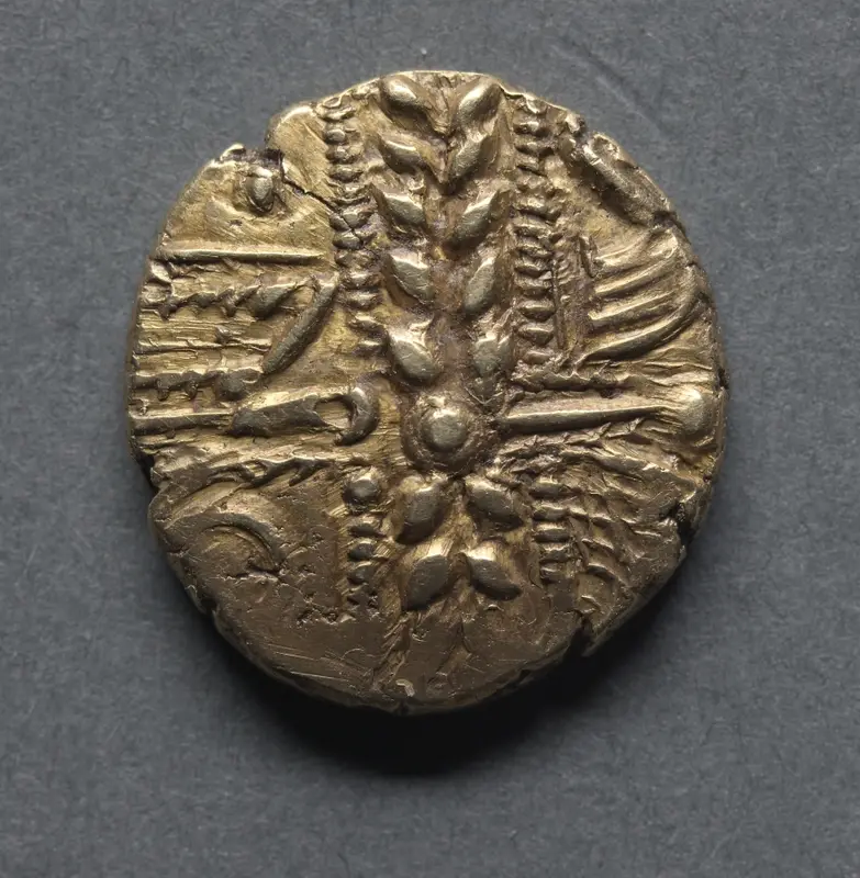 Stater: Wreath, Cloak and Crescents (obverse) — تصویر رکورد موزهٔ هنر کلیولند (دسترسی آزاد)