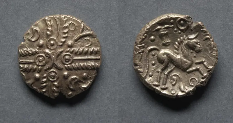 Tasciovanus Stater: Crossed Wreaths (obverse); Horse and Bucranium (Head of Ox) (reverse) — تصویر رکورد موزهٔ هنر کلیولند (دسترسی آزاد)