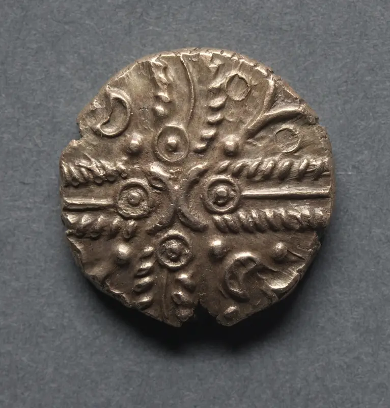 Tasciovanus Stater: Crossed Wreaths (obverse) — تصویر رکورد موزهٔ هنر کلیولند (دسترسی آزاد)