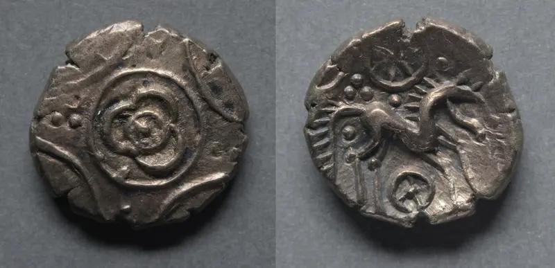 Stater: Three-Petal Flower (obverse); Horse and wheels (reverse) — تصویر رکورد موزهٔ هنر کلیولند (دسترسی آزاد)