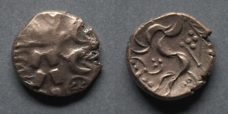 Stater: Wreath, Crescents, and Wheel (obverse); Horse and Diamond (reverse) — تصویر رکورد موزهٔ هنر کلیولند (دسترسی آزاد)