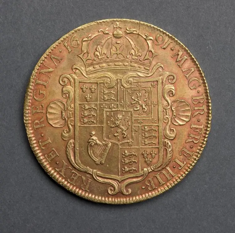 Five Guineas: Crowned Shield of Arms (reverse) — تصویر رکورد موزهٔ هنر کلیولند (دسترسی آزاد)