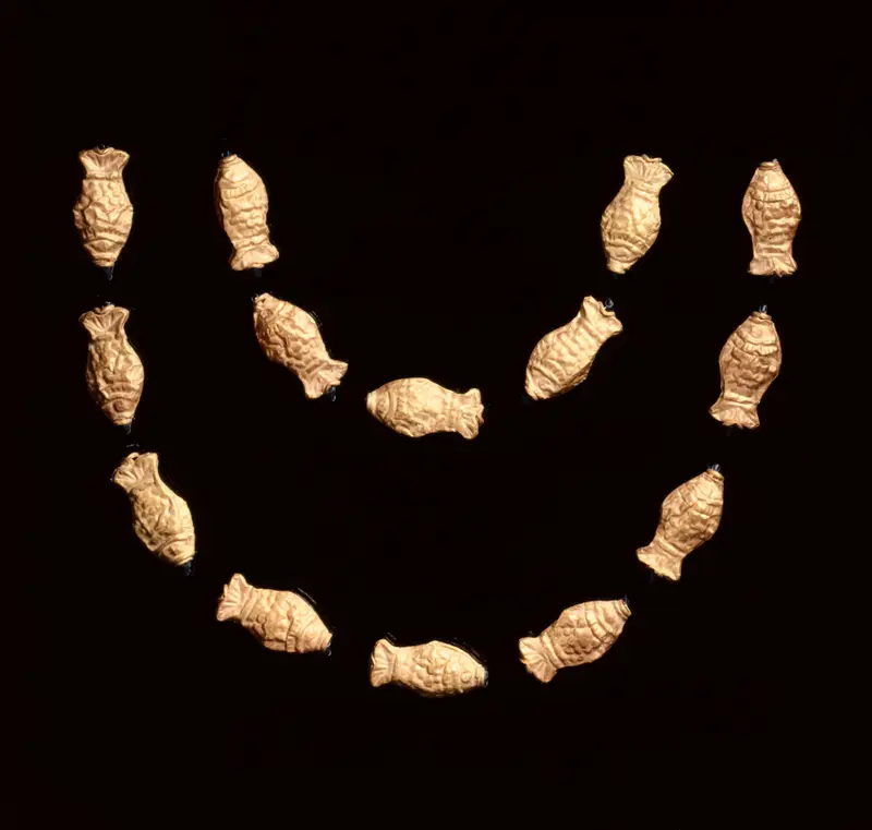 Necklace Beads in the Form of Fish — تصویر رکورد موزهٔ هنر کلیولند (دسترسی آزاد)