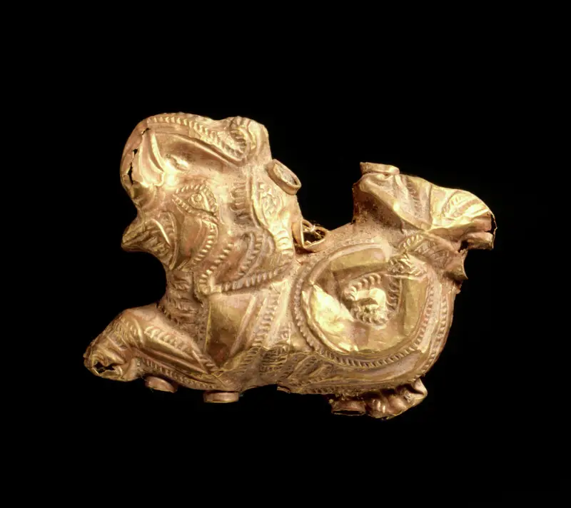 Pendant in the Shape of a Fish-Tailed Elephant — تصویر رکورد موزهٔ هنر کلیولند (دسترسی آزاد)