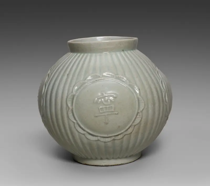 Jar with Four Auspicious Characters in Relief — تصویر رکورد موزهٔ هنر کلیولند (دسترسی آزاد)