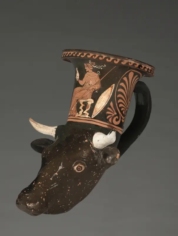Red-Figure Cow-Head Rhyton (Drinking Horn): Seated Woman — تصویر رکورد موزهٔ هنر کلیولند (دسترسی آزاد)