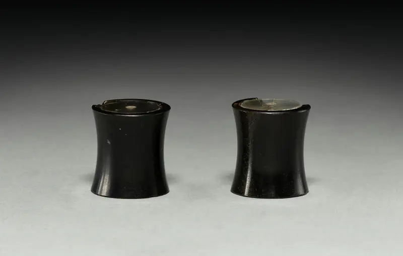 Pair of Ear Ornaments — تصویر رکورد موزهٔ هنر کلیولند (دسترسی آزاد)