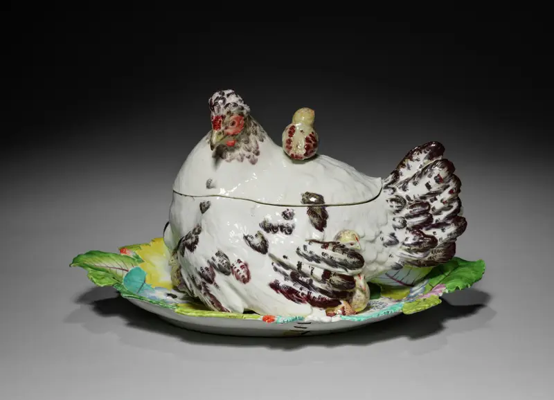 Hen and Chicks Covered Tureen on Stand — تصویر رکورد موزهٔ هنر کلیولند (دسترسی آزاد)