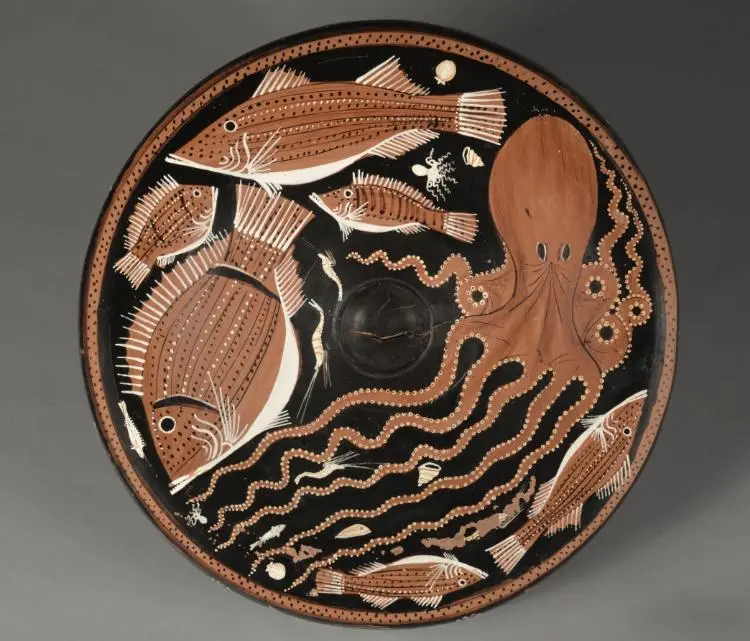 Red-Figure Fish Plate: Octopi, Mullet, Bream, Shellfish — تصویر رکورد موزهٔ هنر کلیولند (دسترسی آزاد)