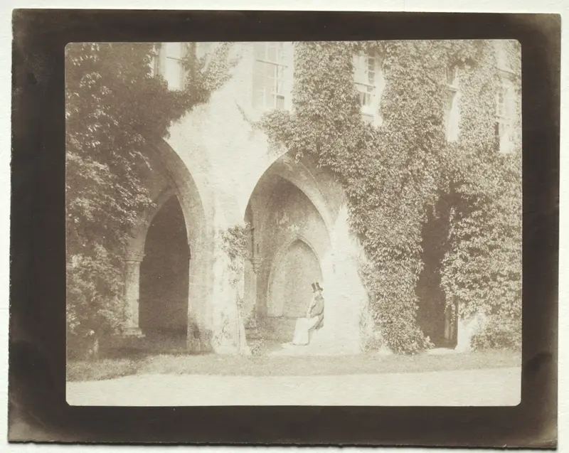 Calvert Jones Seated in the Sacristy of Lacock Abbey — تصویر رکورد موزهٔ هنر کلیولند (دسترسی آزاد)