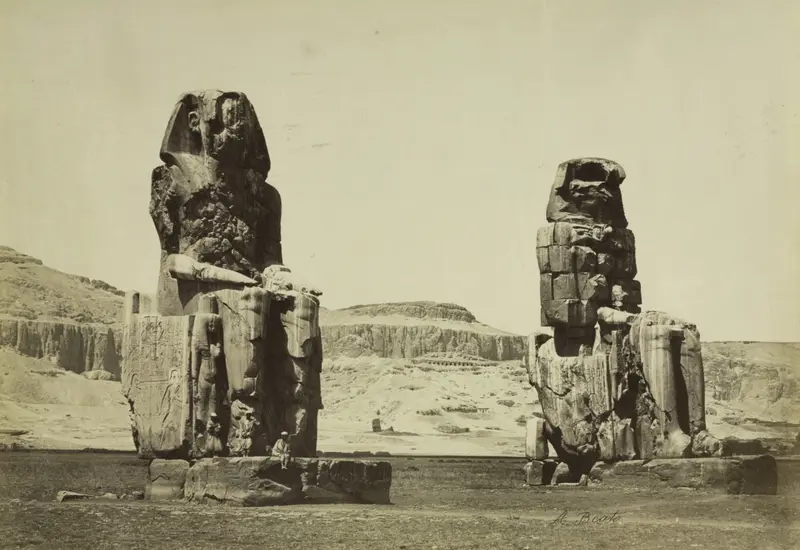 The Colossi of Memnon, Thebes — تصویر رکورد موزهٔ هنر کلیولند (دسترسی آزاد)