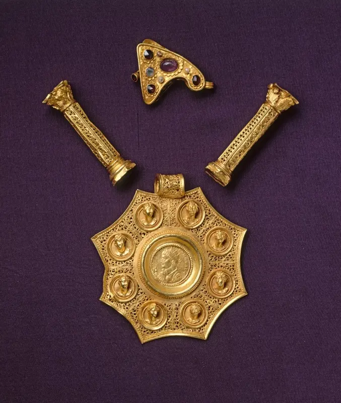 Octagonal Pendant with Corinthian Column Spacers and Clasp Set — تصویر رکورد موزهٔ هنر کلیولند (دسترسی آزاد)