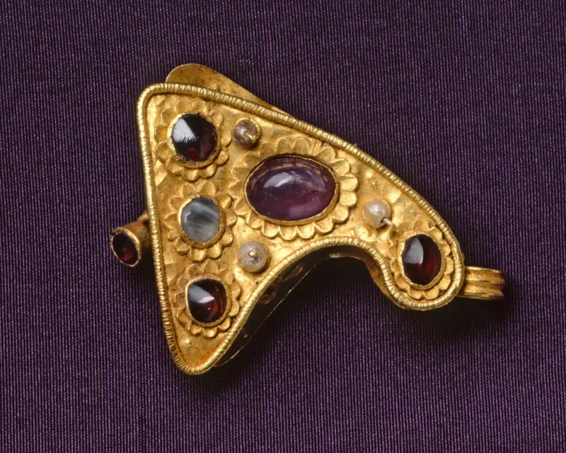 Clasp Set with Semiprecious Stones — تصویر رکورد موزهٔ هنر کلیولند (دسترسی آزاد)