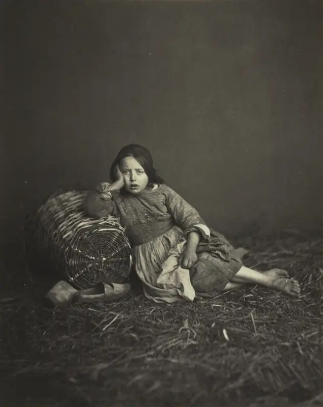 Young Girl Seated on Straw, Leaning on a Basket — تصویر رکورد موزهٔ هنر کلیولند (دسترسی آزاد)