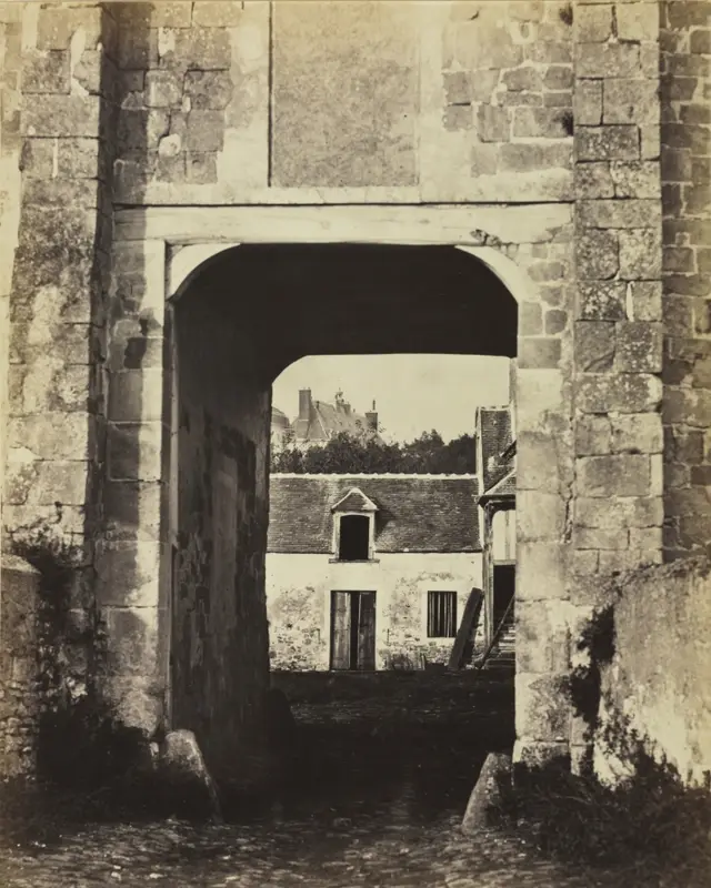 Rural Estate Seen Through Archway — تصویر رکورد موزهٔ هنر کلیولند (دسترسی آزاد)