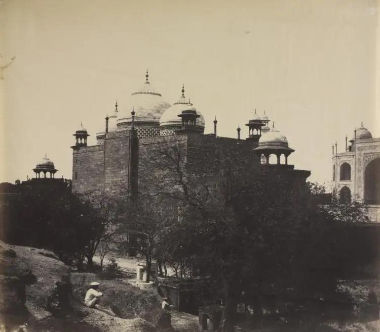 Taj Mahal, Back View of the Rest-House, with Figure — تصویر رکورد موزهٔ هنر کلیولند (دسترسی آزاد)