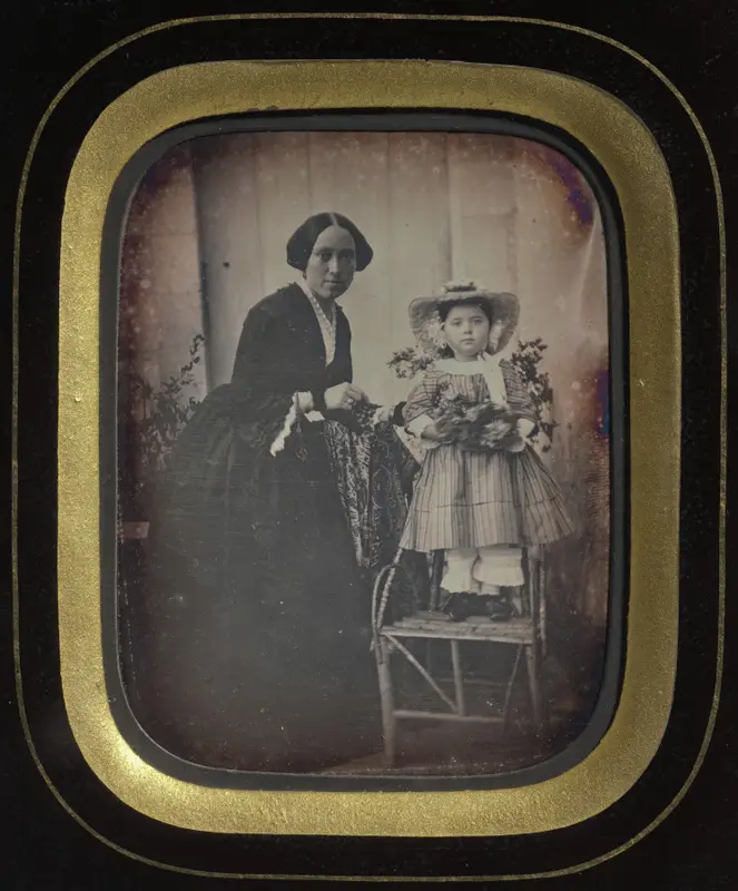 Child Standing on a Chair Holding Flowers, with Mother — تصویر رکورد موزهٔ هنر کلیولند (دسترسی آزاد)