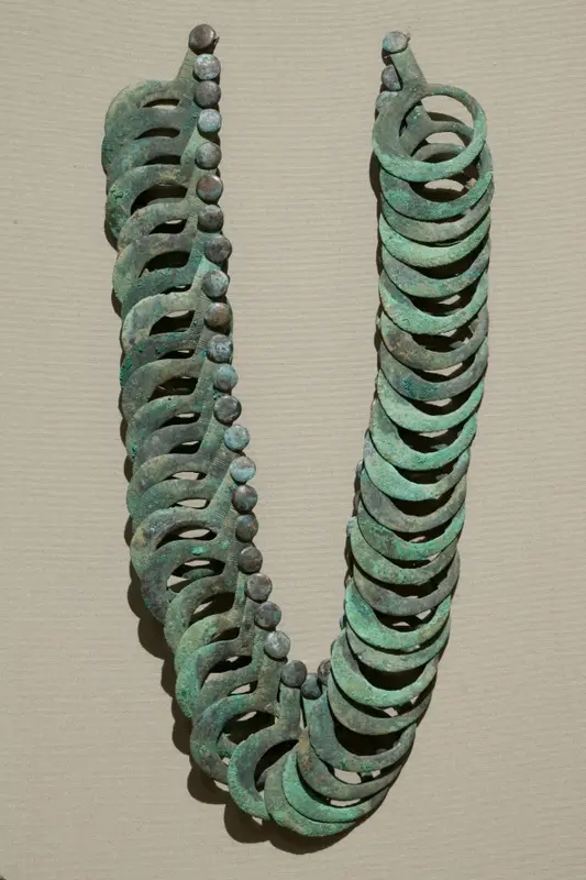 Bronze Necklace with Hanging Pendants — تصویر رکورد موزهٔ هنر کلیولند (دسترسی آزاد)