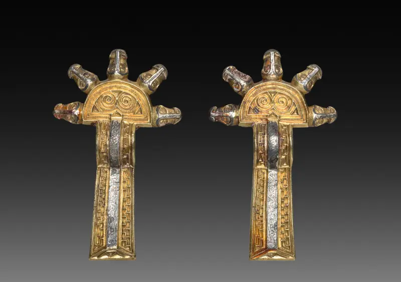 Pair of Fibulae — تصویر رکورد موزهٔ هنر کلیولند (دسترسی آزاد)