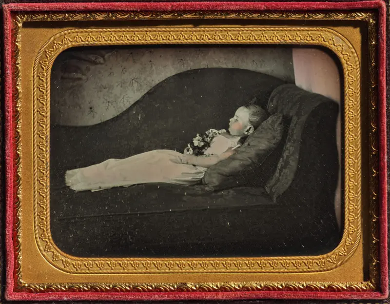 Dead Child On a Sofa — تصویر رکورد موزهٔ هنر کلیولند (دسترسی آزاد)