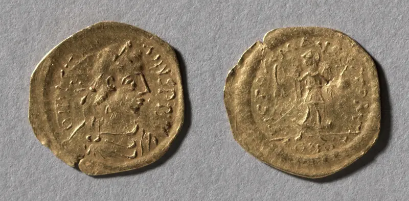 Half Tremissis of Justinian I — تصویر رکورد موزهٔ هنر کلیولند (دسترسی آزاد)