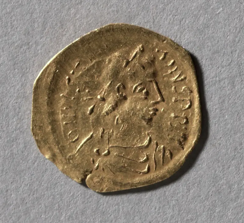 Half Tremissis of Justinian I — تصویر رکورد موزهٔ هنر کلیولند (دسترسی آزاد)