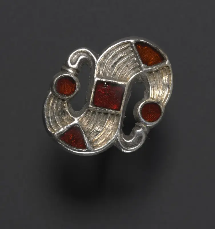 S-Shaped Fibula — تصویر رکورد موزهٔ هنر کلیولند (دسترسی آزاد)