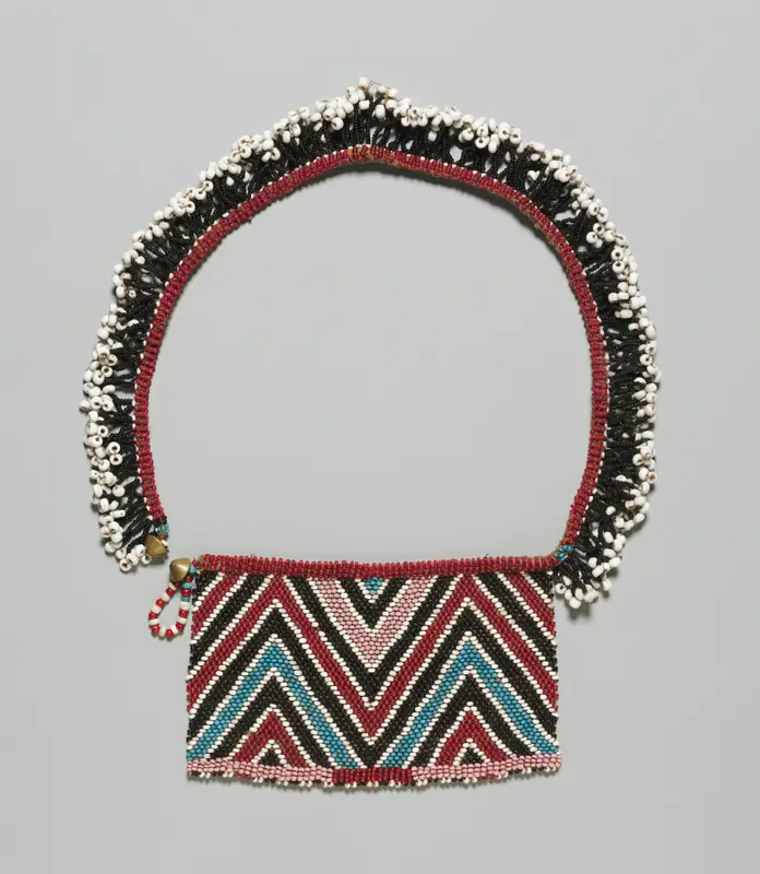 Neckpiece with panel (umphapheni) — تصویر رکورد موزهٔ هنر کلیولند (دسترسی آزاد)